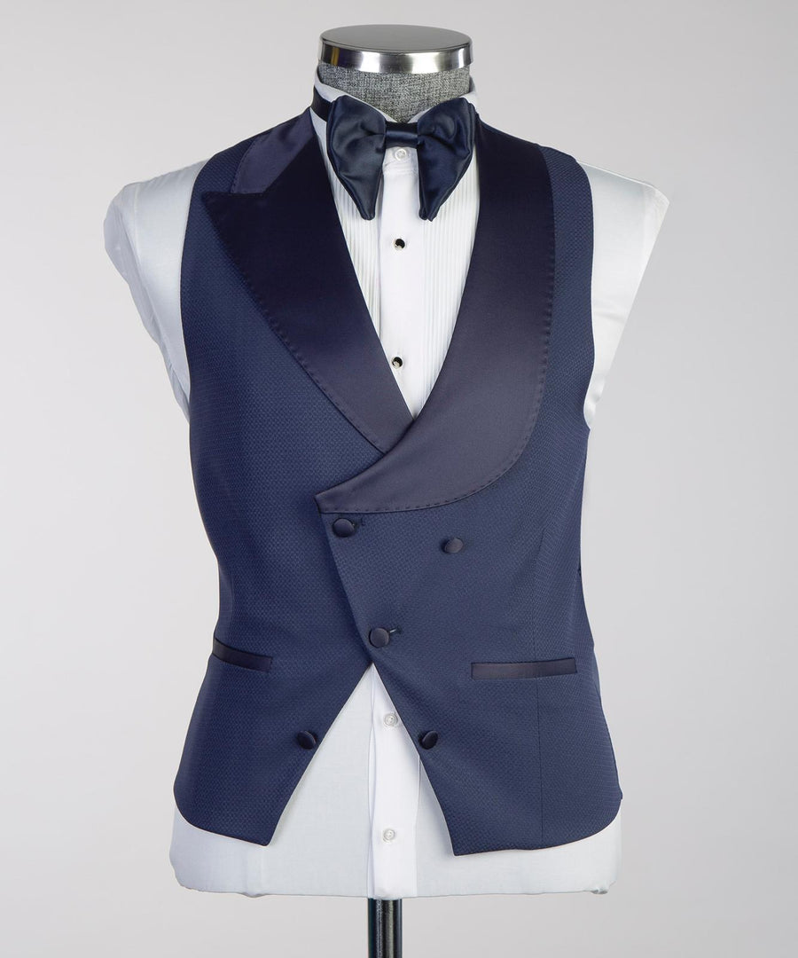 Sleek round collar classic tuxedo